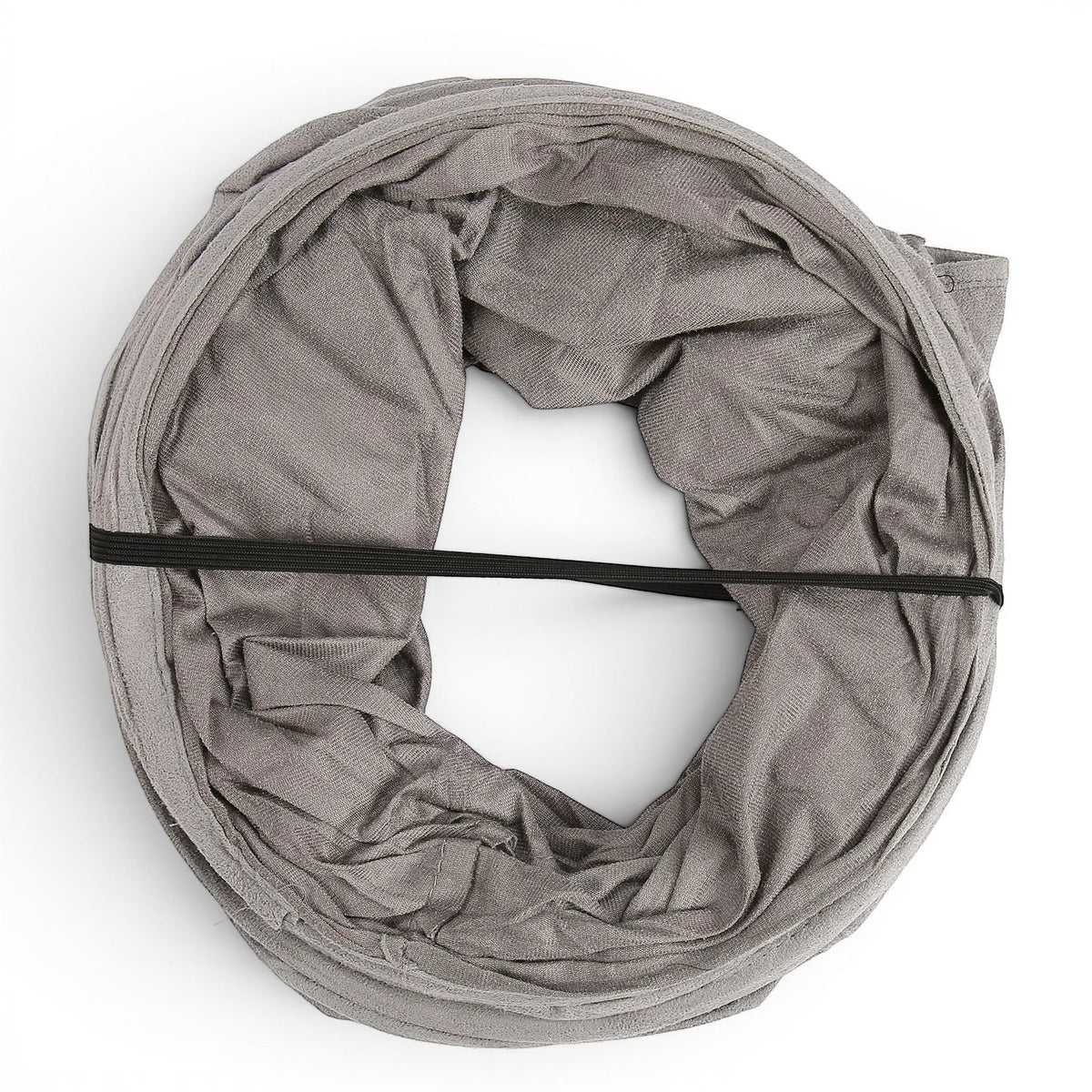 Tunnel pour chat pliable Esprit Chat en suédine grise, compact et facile à ranger avec sa sangle élastique.