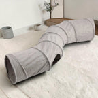 Tunnel pour chat pliable Esprit Chat en suédine grise, forme en S, idéal pour le jeu et la cachette des félins.