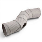 Tunnel pour chat pliable Esprit Chat en suédine grise, forme en S avec ouvertures latérales pour le jeu et l'exercice.