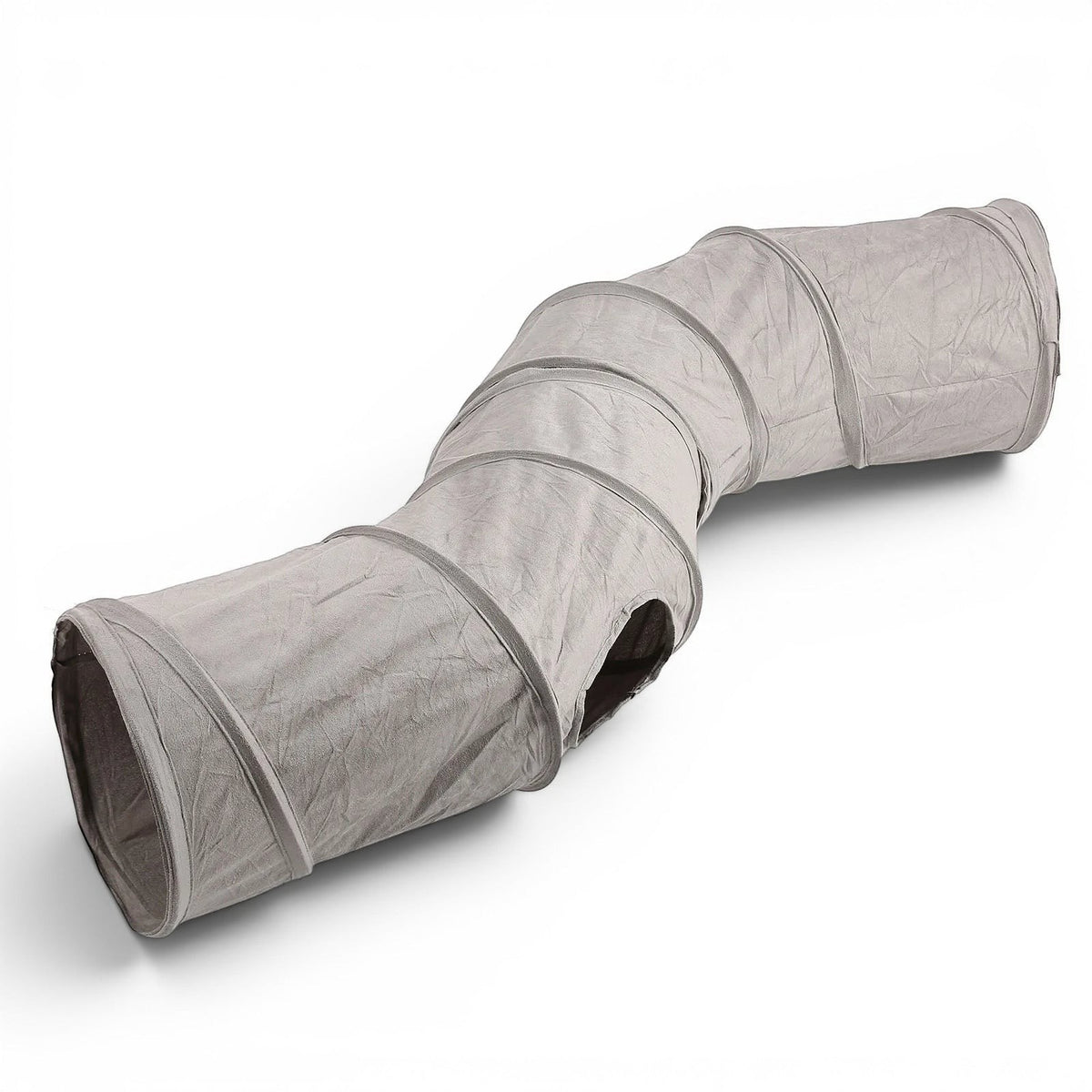 Tunnel pour chat pliable Esprit Chat en suédine grise, forme en S avec ouvertures latérales pour le jeu et l'exercice.