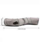 Tunnel pour chat Esprit Chat pliable en suédine grise, 132 cm, avec ouvertures latérales pour le jeu interactif.