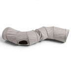 Tunnel pour chat Esprit Chat pliable en suédine grise, forme en S avec ouvertures latérales pour le jeu interactif.