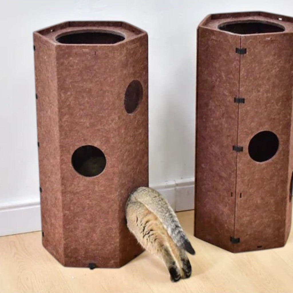 Tunnel vertical Esprit Chat en feutre marron pour chat avec ouvertures, un chat explorant l'intérieur.